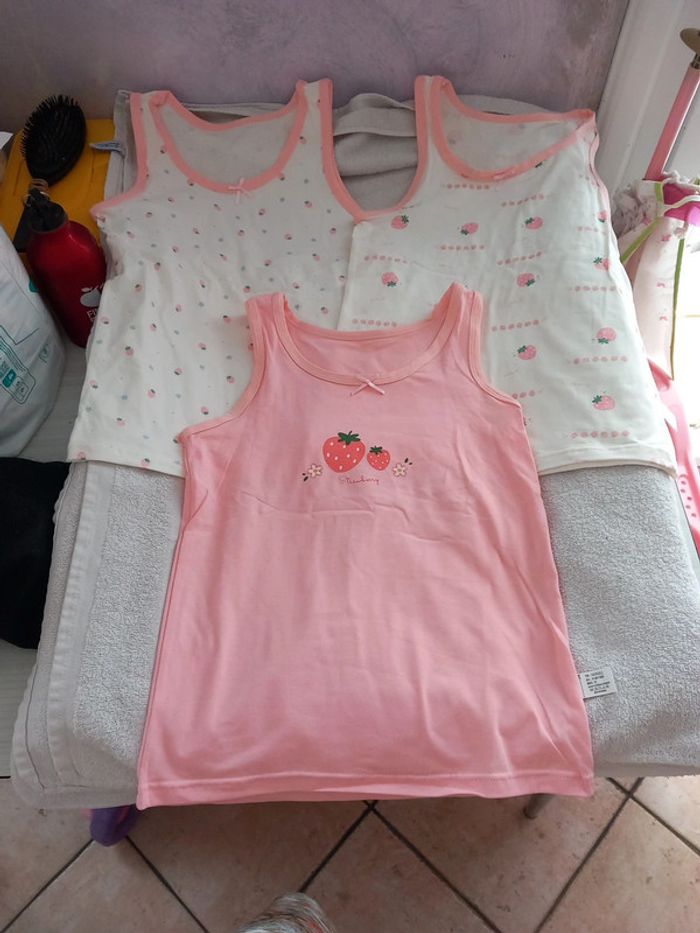🚼3 Tee-shirts Neuf coton elasthan 8/10 ans