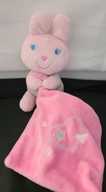 Doudou Lapin rose Mouchoir Vêtir