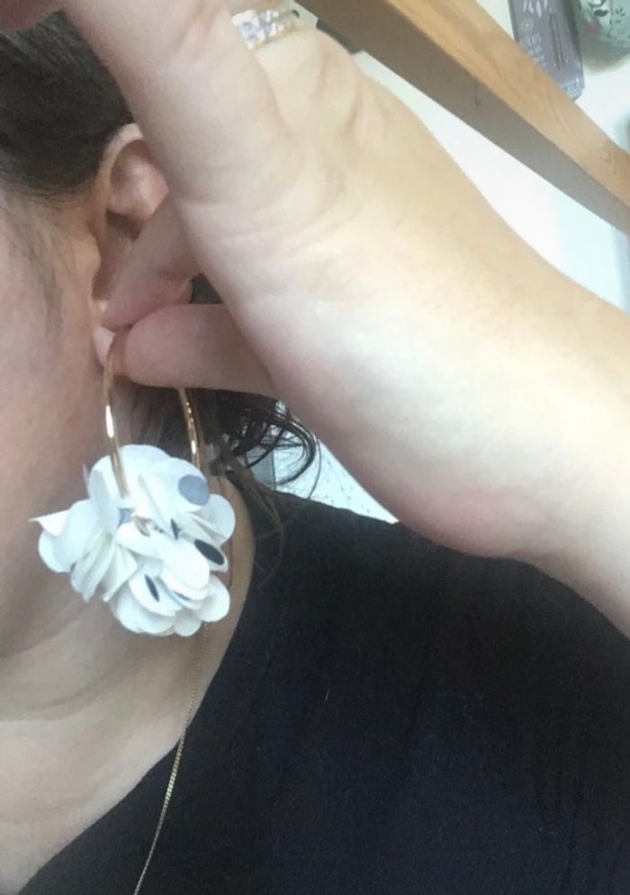 Créoles / Boucles d’oreilles à froufrous NEUVES pour femme couleurs blanc, noir et doré - photo numéro 4