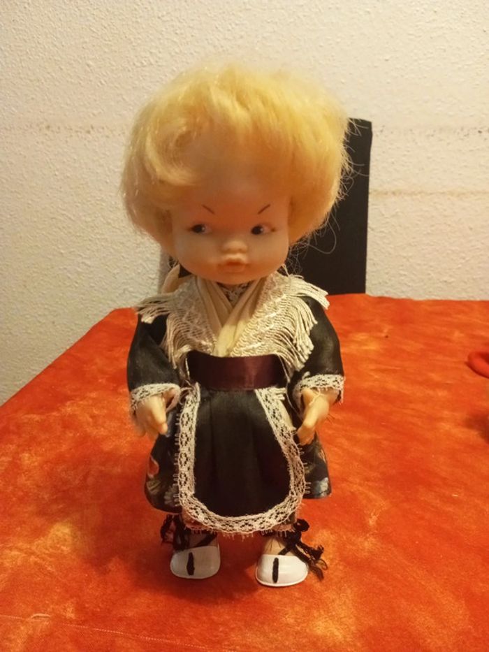 Poupée vintage blonde avec robe fleurie, châle et tablier