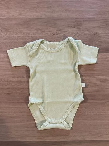 Bodie vert pâle manches courtes tex 3 mois