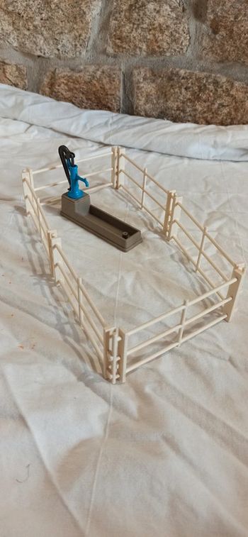 Enclos avec barrières blanches et abreuvoir playmobil