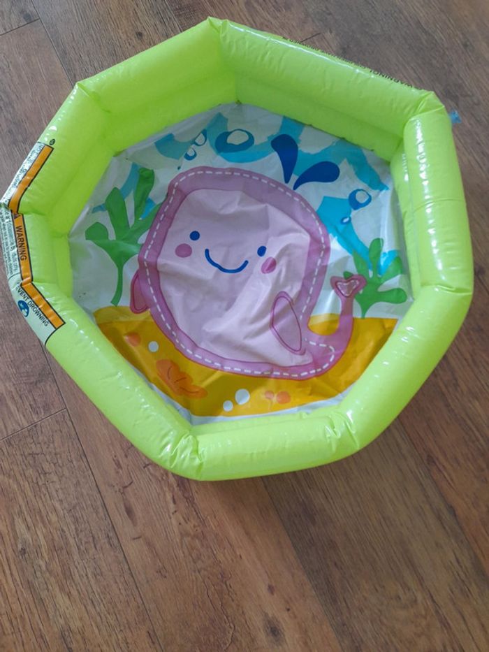Piscine bébé baleine Intex neuve