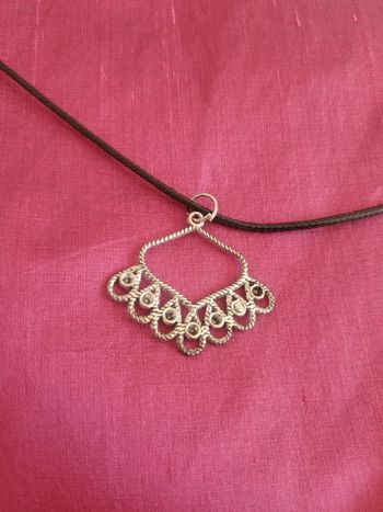 collier noir avec pendentif élégant