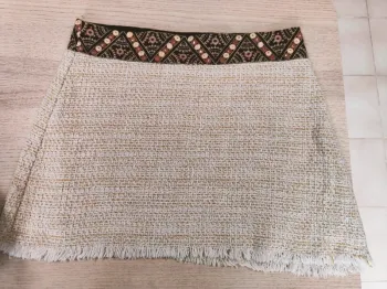 Jupe beige à reliefs