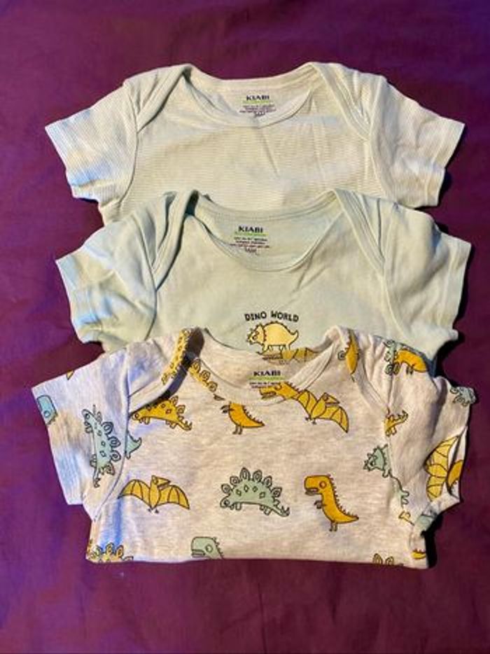 Lot 3  bodies  manches courtes