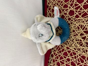 Peluche hochet éléphant DISNEY BABY Dumbo gris bleu grelot 18 cm