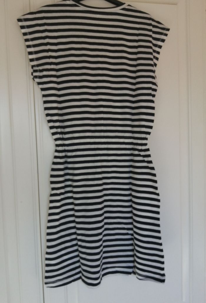 robe rayé blanc/noir ONLY taille 10 ans NEUVE avec étiquette - photo numéro 2
