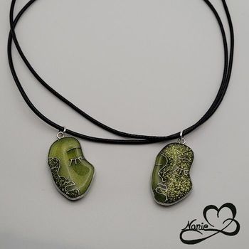 Ensemble de 2 Pendentifs en résine visage argenté et vert pailleté