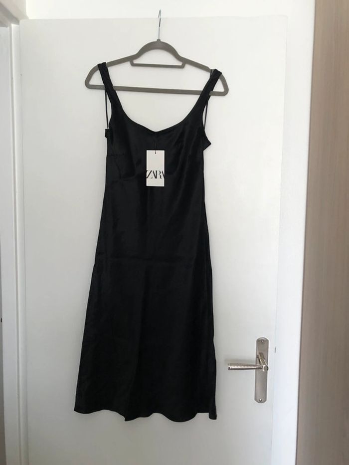 Superbe belle robe satinée Zara neuve avec étiquette taille M