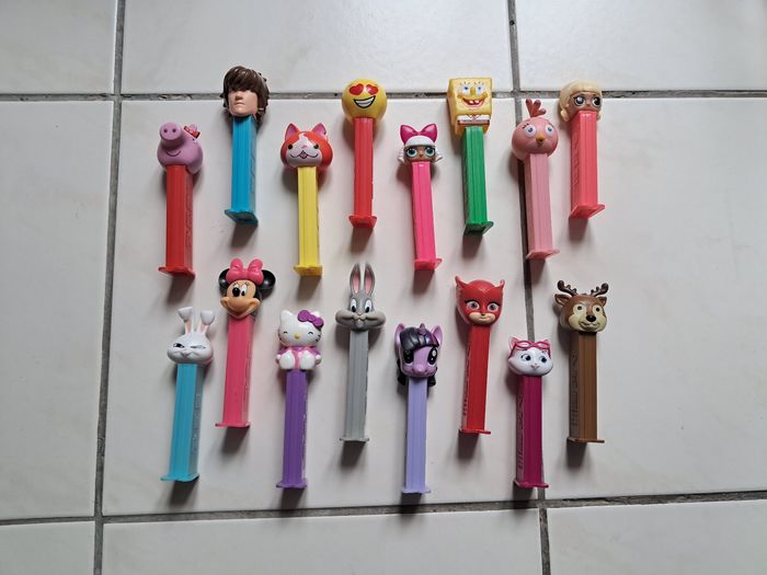 Lot de 16 distributeur de pez