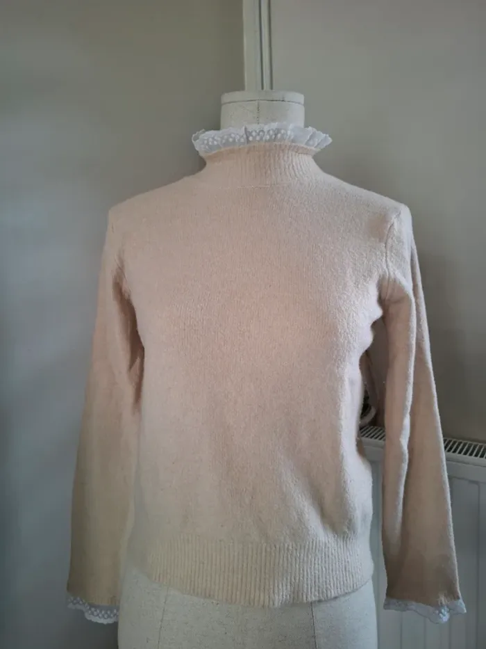 Pull Zara beige à col montant avec détails dentelle🤍
