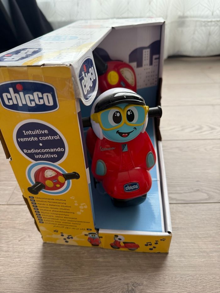 Scooter  vespa télécommandé chicco - photo numéro 3