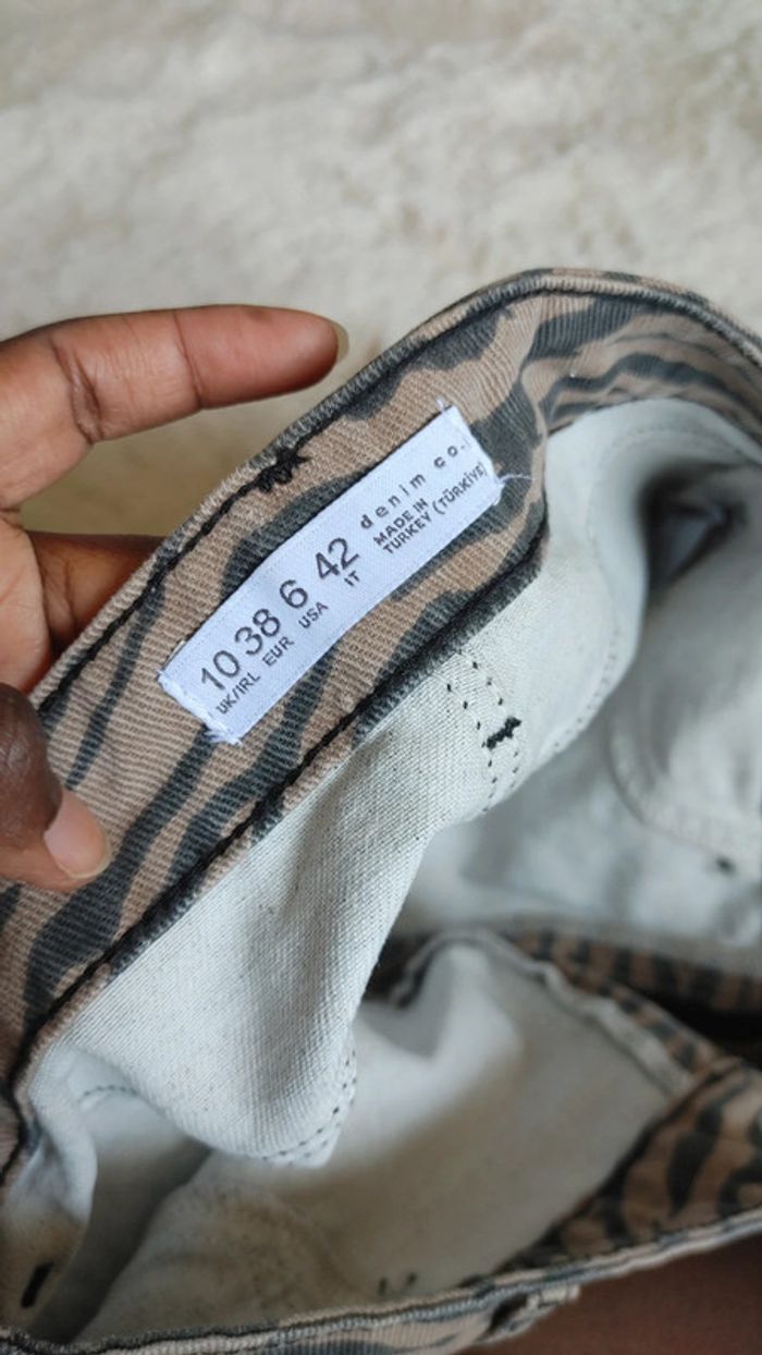 Mini jupe en jean motif zébré zèbre en très bon état - photo numéro 3
