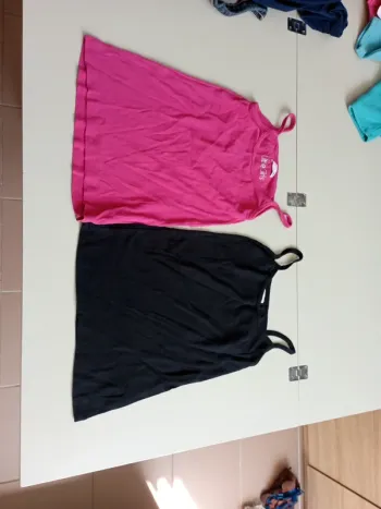 Lot de 2 débardeur un rose un noir little girl 14 ans