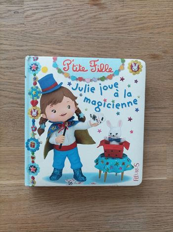 Julie joue à la magicienne