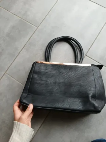 Sac à main noir et doré