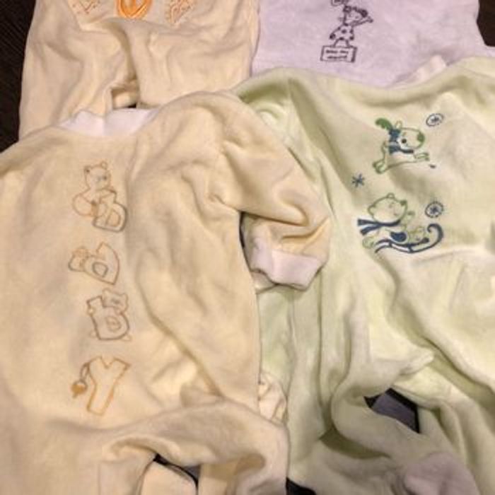 Lot de 4! Pyjamas 1 mois - photo numéro 3