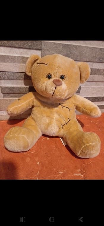 Peluche ours à cicatrices