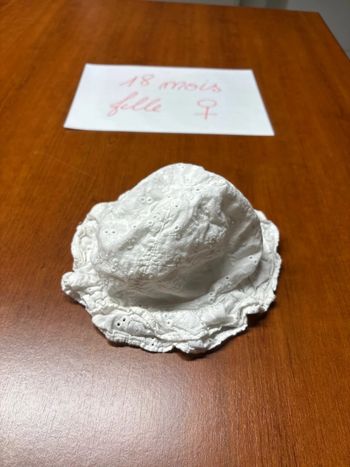 Chapeau blanc bébé