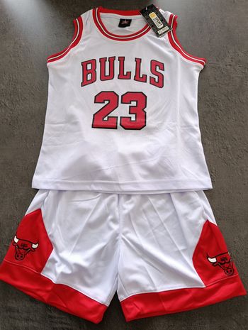 Tenue basket NBA inspiré Chicago Bulls Michael Jordan blanc. 7ans