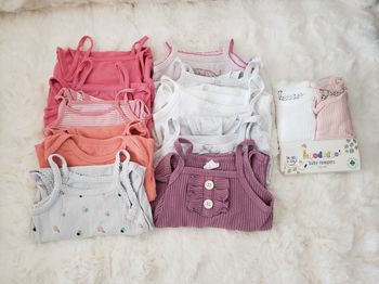 Lot bodies 6/9 mois