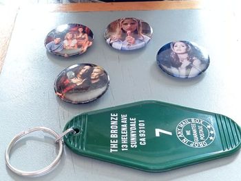 Lot 4 badges et 1 porte clé Buffy contre les vampires neuf 