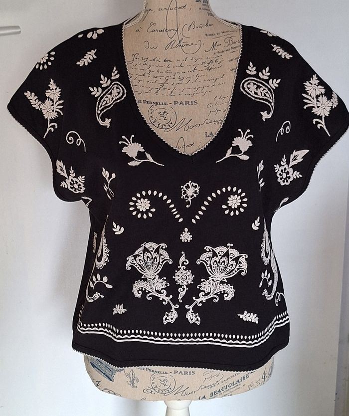 Superbe tee-shirt noir imprimé crème bohême