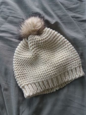 Bonnet blanc avec pompon