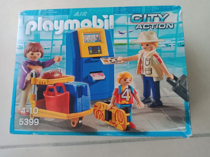 Playmobil Famille de vacanciers et la borne d'enregistrement.