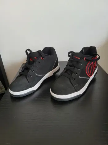 Basket Roller  heelys taille 35 rouge et noir neuve tester une fois en appartement
