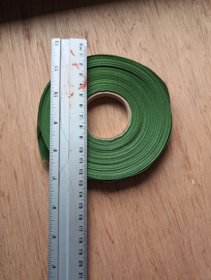 Gros rouleau de ruban vert