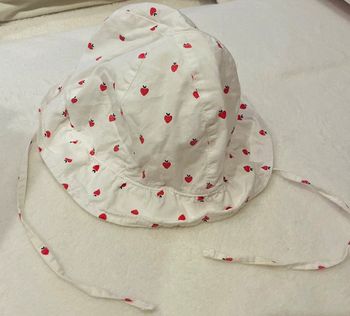 Chapeau / Bob blanc avec petites fraises en forme de cœurs Kiabi taille 49