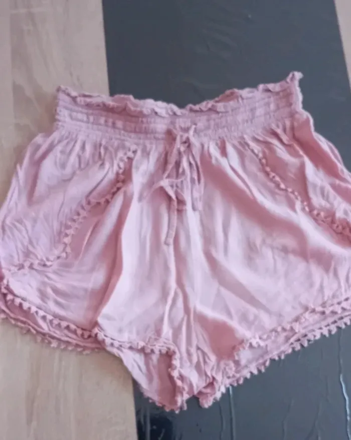 Joli petit short rose pâle léger taille 38 en très bon état