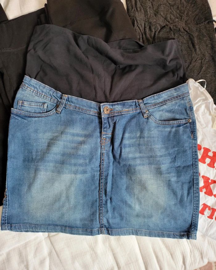 Lot vêtements grossesse taille 46/48  de 5 jupes et un teeshirt - photo numéro 2