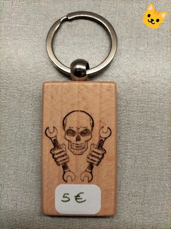 Porte clé tête de mort outils