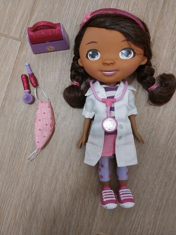 Poupée chantante docteur lapeluche