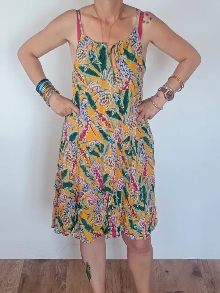 Superbe robe d'été avec un imprimé floral et tropical . Taille 44.