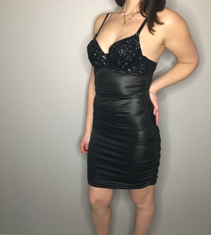Robe noir avec des coques muni de perles