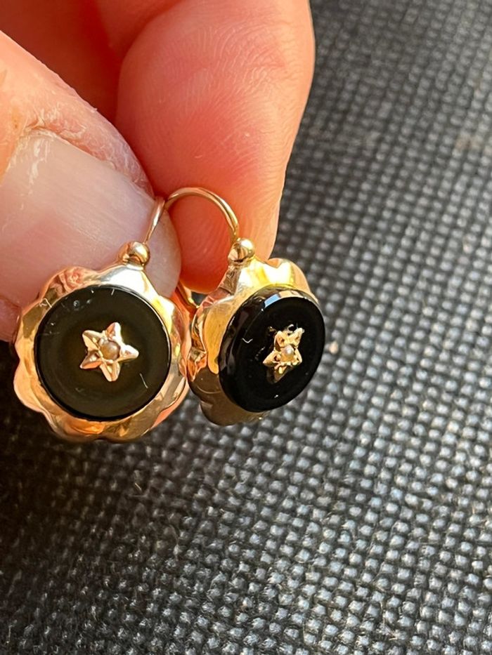 Belle paire de boucles d’oreilles «dormeuses » en or 18 carats avec pierre noire femme TBE