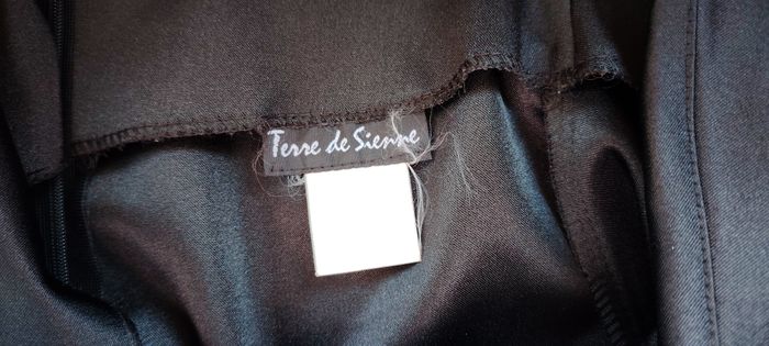 Jupe noire chic en tissu fluide, parfaite pour un look habillé ou professionnel. Détail décoratif “2 - photo numéro 4