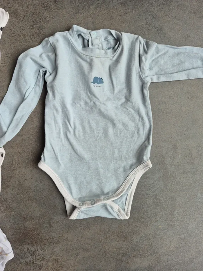 Lot de bodies 9 mois + 1 barboteuse - photo numéro 4