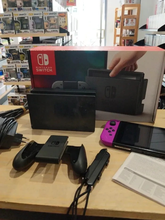 Nintendo Switch V2 Jaune & Violet - photo numéro 4