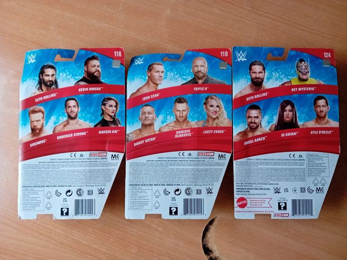 3 figurines de catcheurs - photo numéro 2