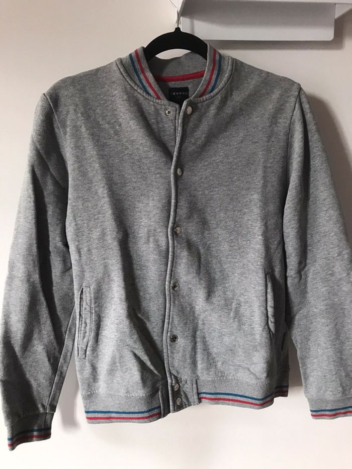 Très belle veste grise devred taille M à pressions