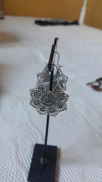 Boucle d'oreille toute neuve