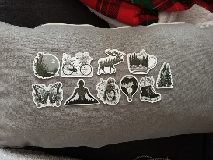 Stickers noirs et blancs - photo numéro 1