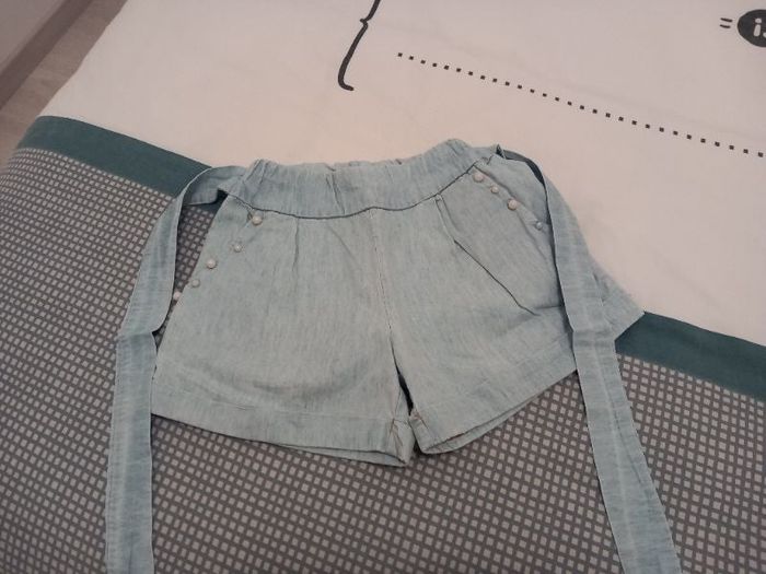 Vends short jeans avec ceinture et perles décoratives