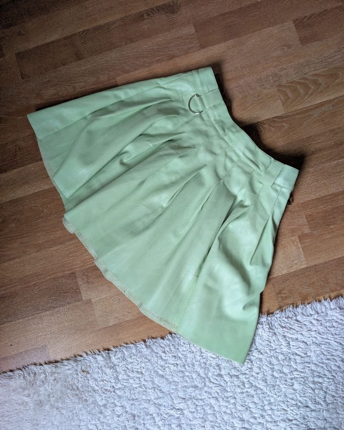 Jupe patineuse simili cuir vert clair originale tendance hiver Marque Bershka Taille 38 M
Très bon état - photo numéro 5