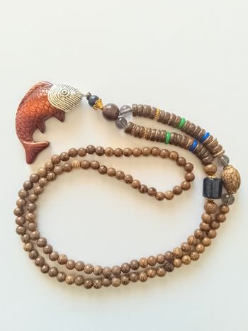 Collier perles en bois + pendentif poisson